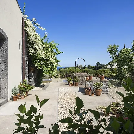 Donna Carmela & Ξενοδοχείο 4*